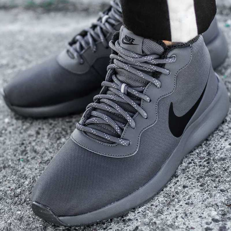nike mid cut tanjun chukka